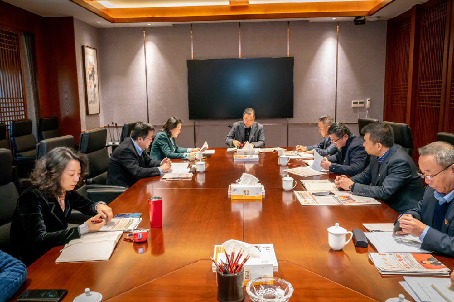 尊龙凯时控股召开学习贯彻十九届六中全会精神党委中心组学习会